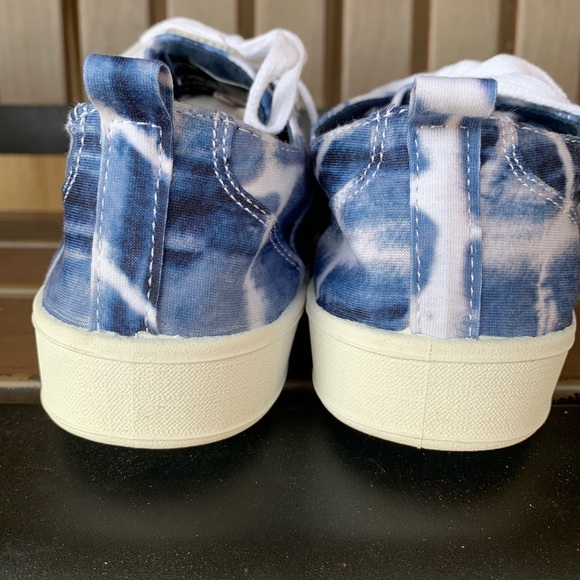 Sugar Festival Tie Dye Lace-Up Sneakers Blue Size 8 NWOT In Box - Picture 5 of 12